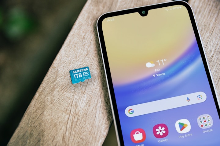 celular com tela de codigo