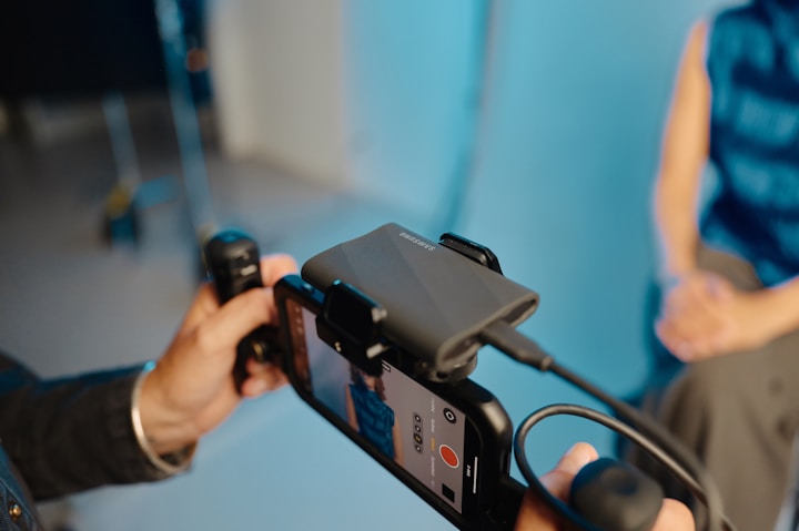 Filmando com celular e estabilizador.