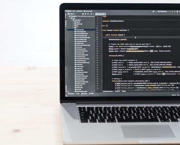 notebook aberto em uma mesa